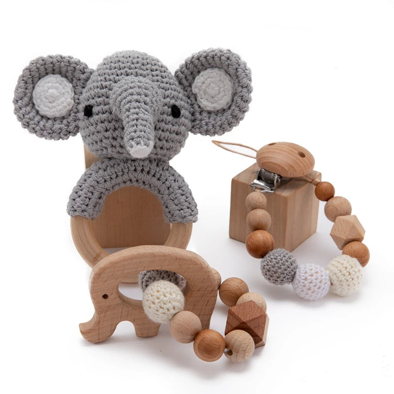 Ensemble hochets en bois et crochet