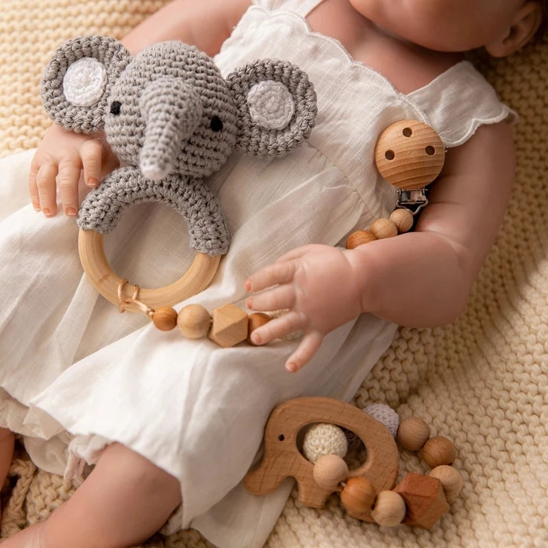 Ensemble hochets en bois et crochet