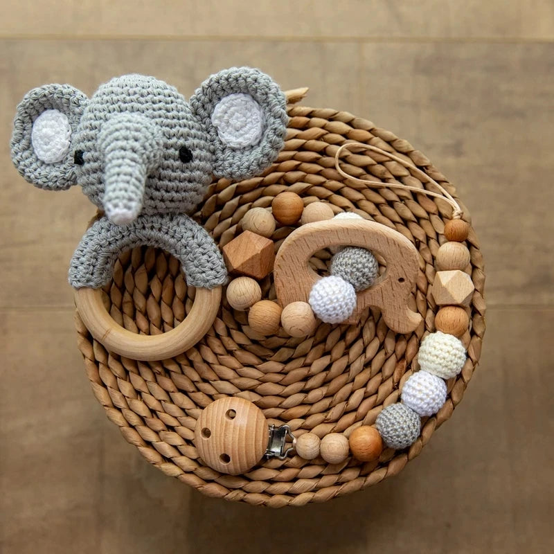 Ensemble hochets en bois et crochet