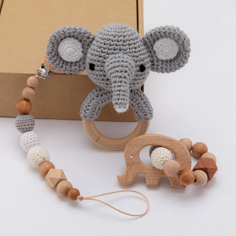 Ensemble hochets en bois et crochet
